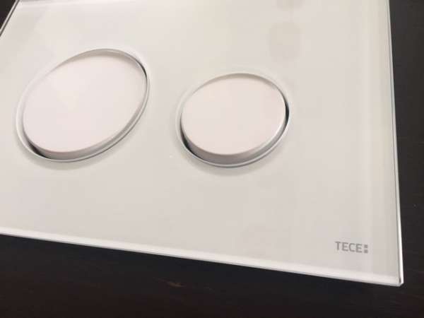 Klapka Tece Loop 9.20.650 wykonana z białego szka z białymi przyciskami-image_Tece_9.240.650_6